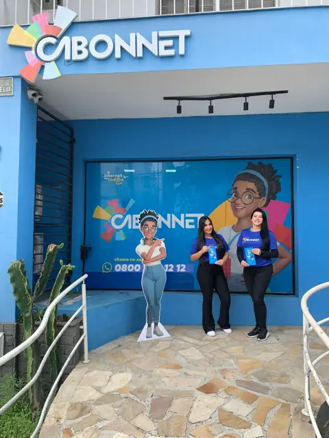 Promotoras na fachada azul da loja Cabonnet no dia da inauguração