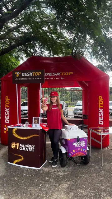 Promotora em tenda inflável vermelha da Desktop com carrinho de sorvete